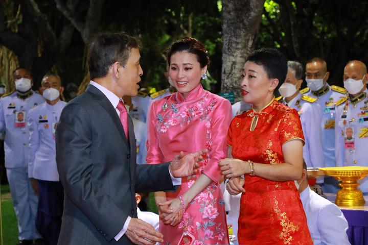 泰国国王玛哈哇集拉隆功陛下携王后素提达在曼谷dusit皇宫举行春节