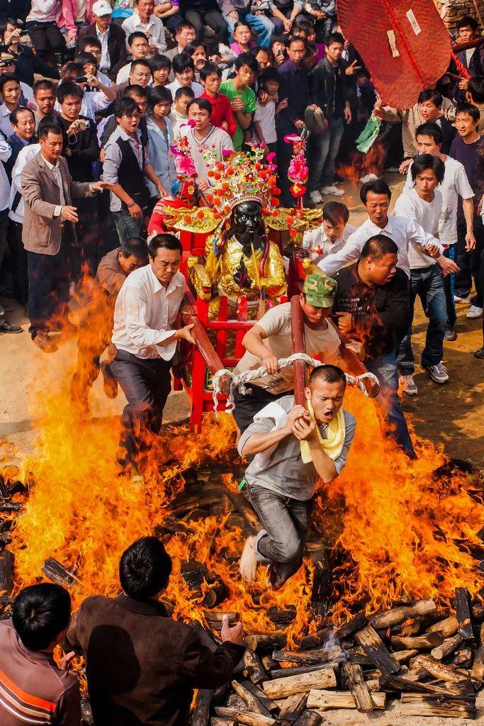 闽南抬神明踏火图片