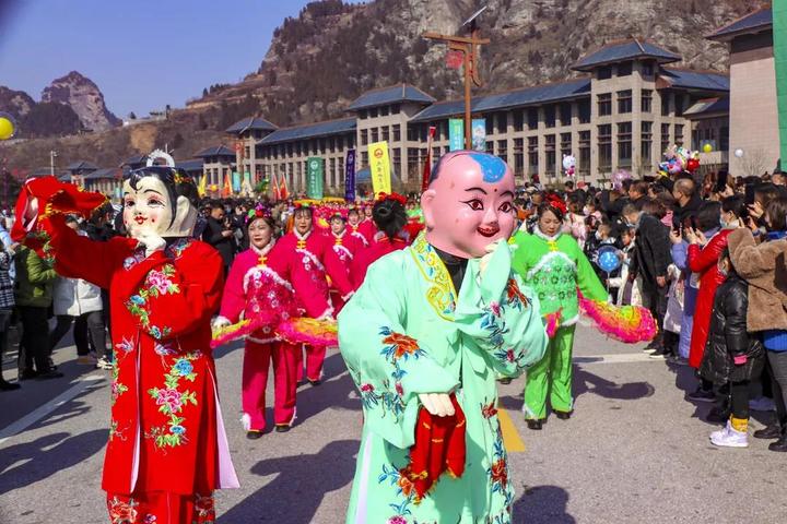 陕西宝鸡社火秧歌闹新春九龙山人气太火爆