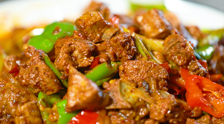 爆炒羊羔肉地广人稀的大西北,是羊儿们的天堂,"没有在草地上奔跑过