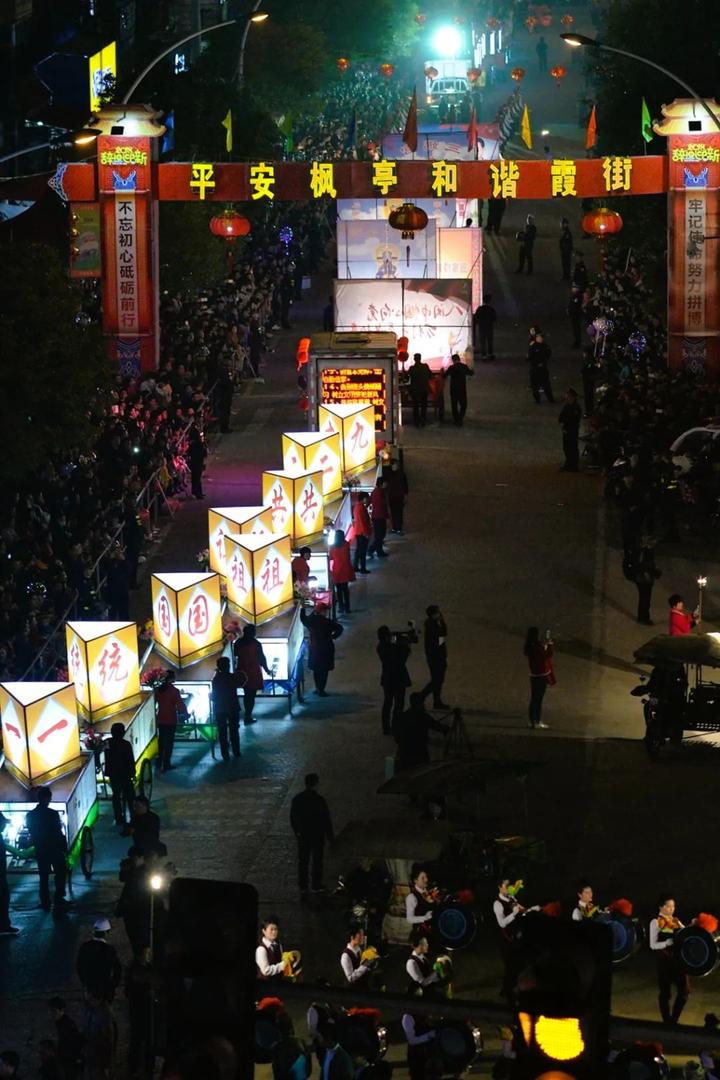 莆田元宵9万人游灯闹元宵