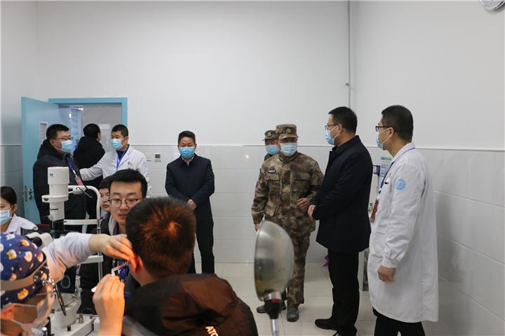 陕西宝鸡军分区政委焦维东检查指导陈仓区征兵体检工作