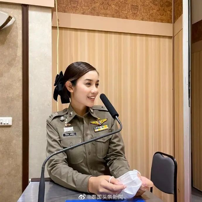 泰国头条新闻社讯  泰国女警察帕塔拉雅的一组性感泳衣旧照近日在网上