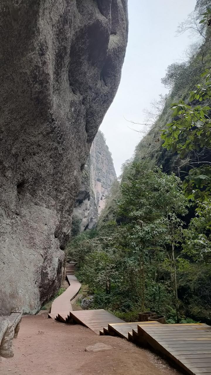 "丹霞迎客"是寨下大峡谷第一景,它处于景区两个出入口间,是由5座平行