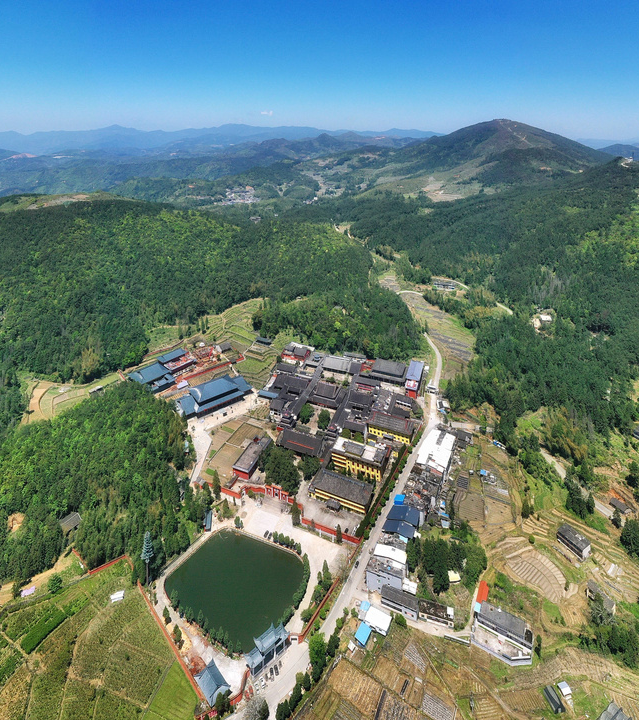 回溯历史,雪峰寺所在的雪峰山原名象骨山,古时因当地民众到山顶砍柴时