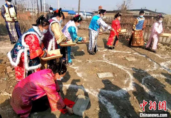 辽宁沈阳满族村民欢度填仓节祈求新年五谷丰登