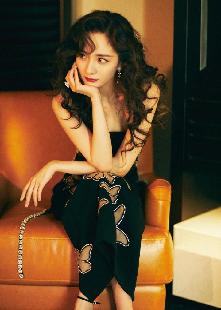 杨幂穿蝴蝶镶钻复古长裙托腮凝眸高贵典雅