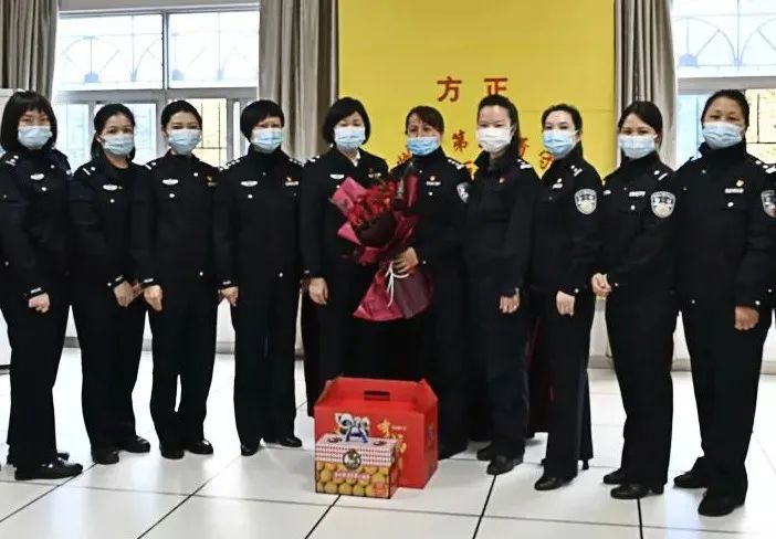 部主任潘臻颖代表市公安局党委走访慰问了刚刚获评全国公安"好警嫂"