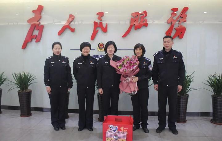 部主任潘臻颖代表市公安局党委走访慰问了刚刚获评全国公安"好警嫂"