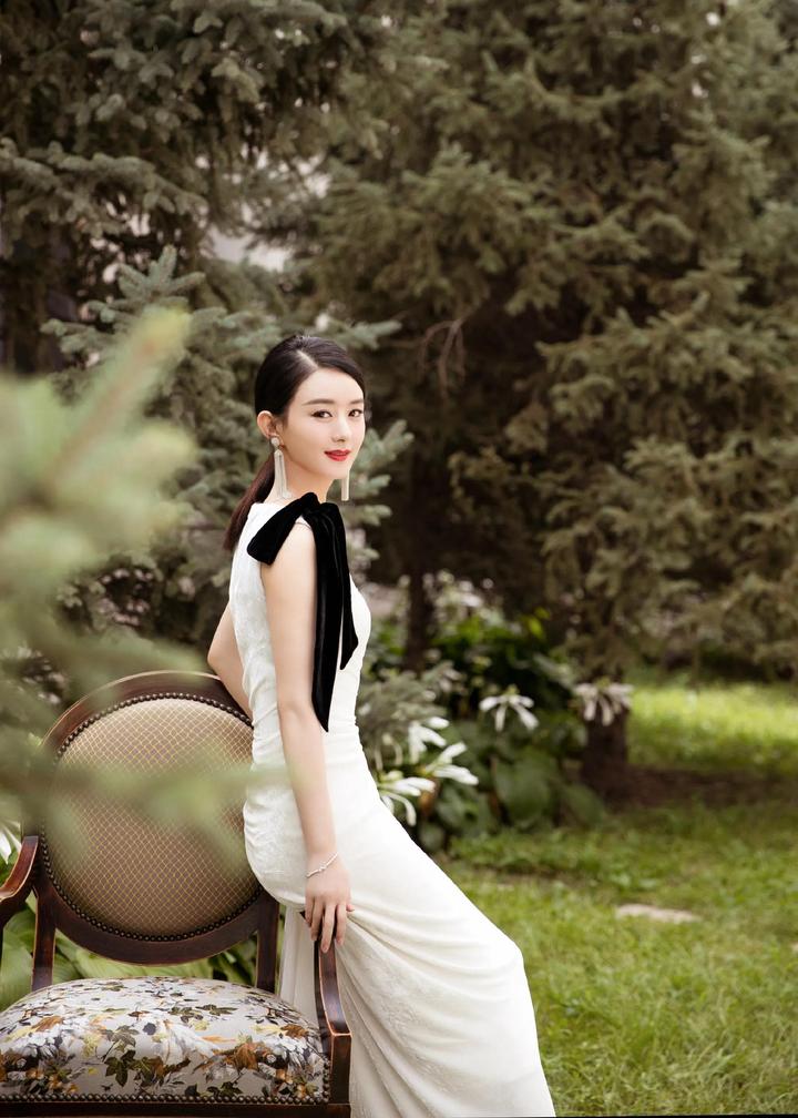 赵丽颖这身白色长裙搭配优雅高贵温柔婉约