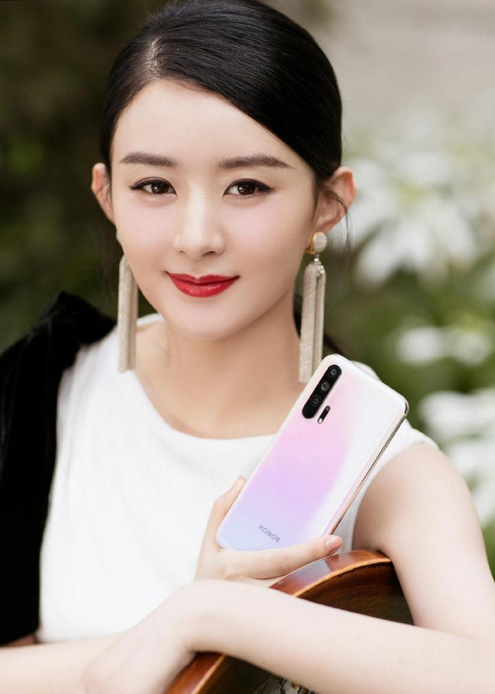 赵丽颖这身白色长裙搭配优雅高贵温柔婉约