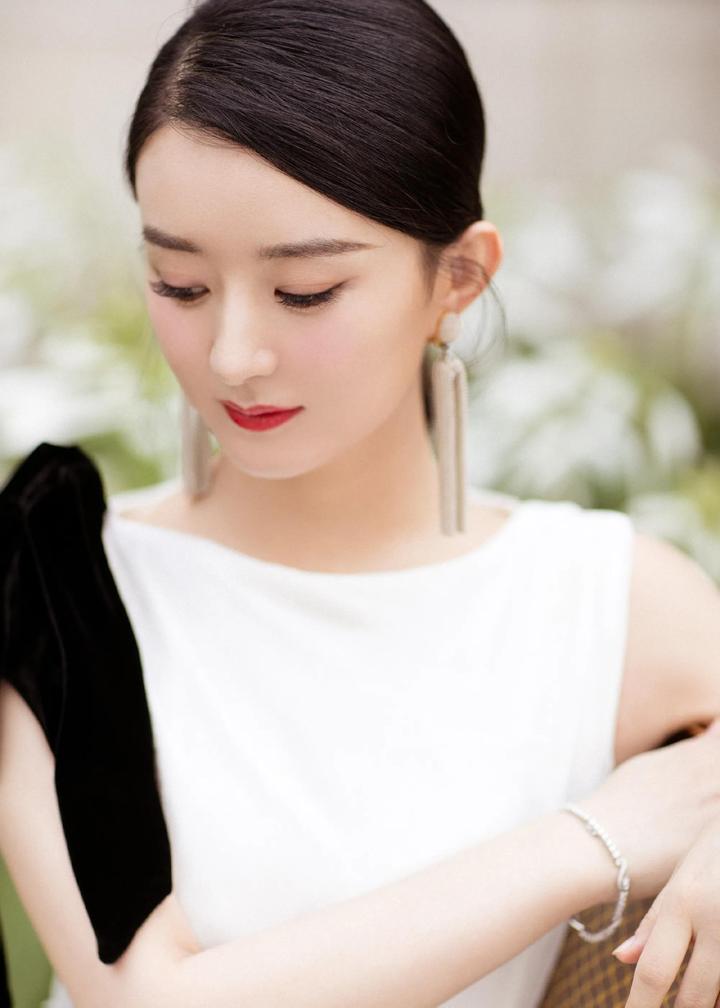 赵丽颖这身白色长裙搭配优雅高贵温柔婉约