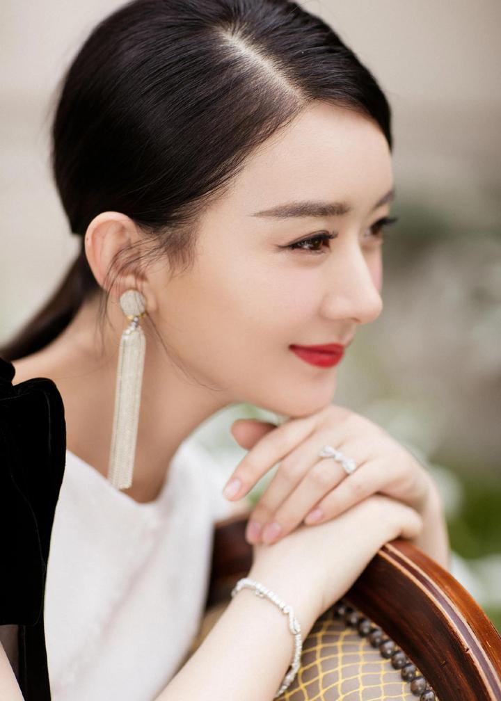 赵丽颖这身白色长裙搭配流苏耳环配低马尾,优雅高贵,温柔婉约