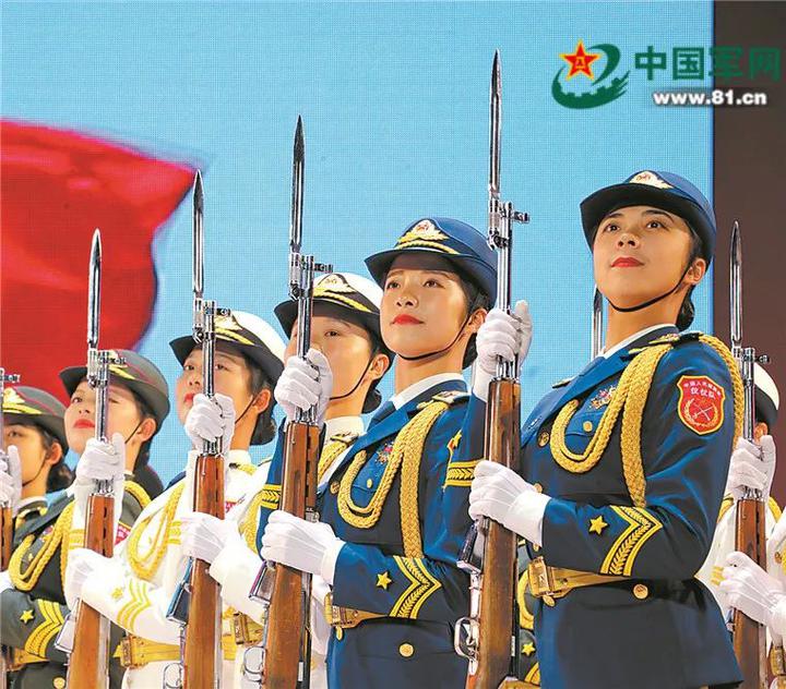 易定 摄初春清晨,霞光万丈.75620部队军营,大地染金.