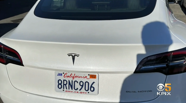 据加州公路巡警发布的一份新闻稿称,消防队员随后搜查了这辆车,发现了