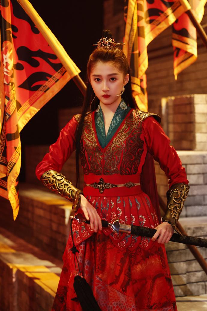 关晓彤写真大片曝光一身红色古装酷飒感十足