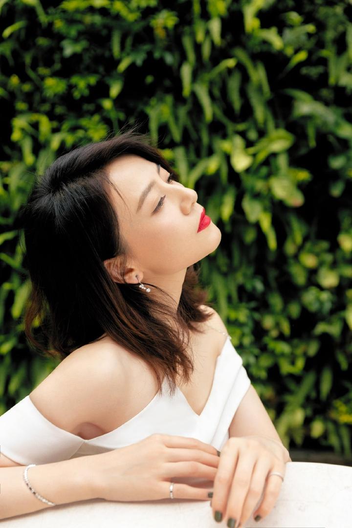 高圆圆穿白色一字肩连衣裙妆容精致气质优雅