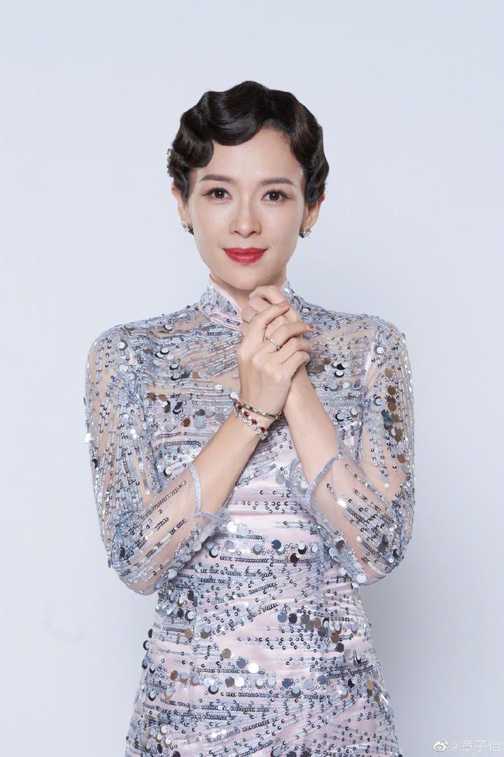 章子怡穿银色亮片旗袍妆容精致气质优雅