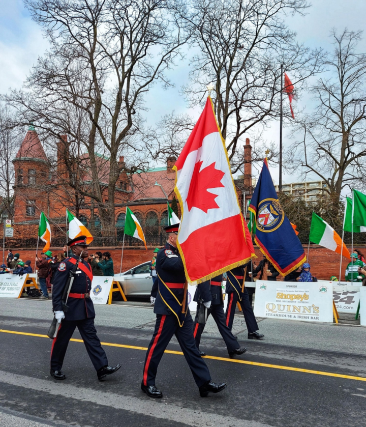 警队制服仪仗队的旗手,国旗和警队队旗,护旗手是一位持枪的加拿大人.