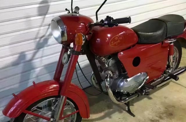 后来摩托车逐渐地盛行,第一辆摩托车就是铁盖幸福250摩托车的速度更快