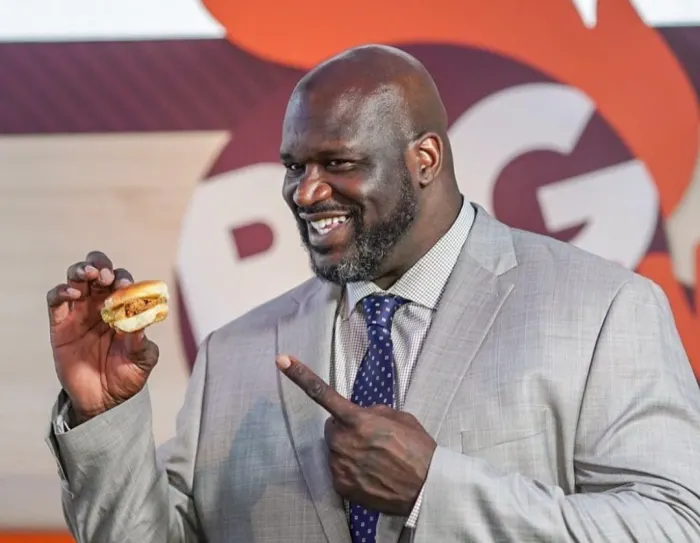 施瓦辛格亲眼所见州长服务生一直给奥尼尔上菜大概吃了十顿