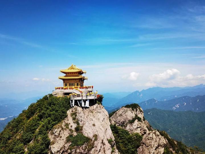 据说,这是因为老君山靠近栾川军事基地,涉及机密的东西,风景再美,外国
