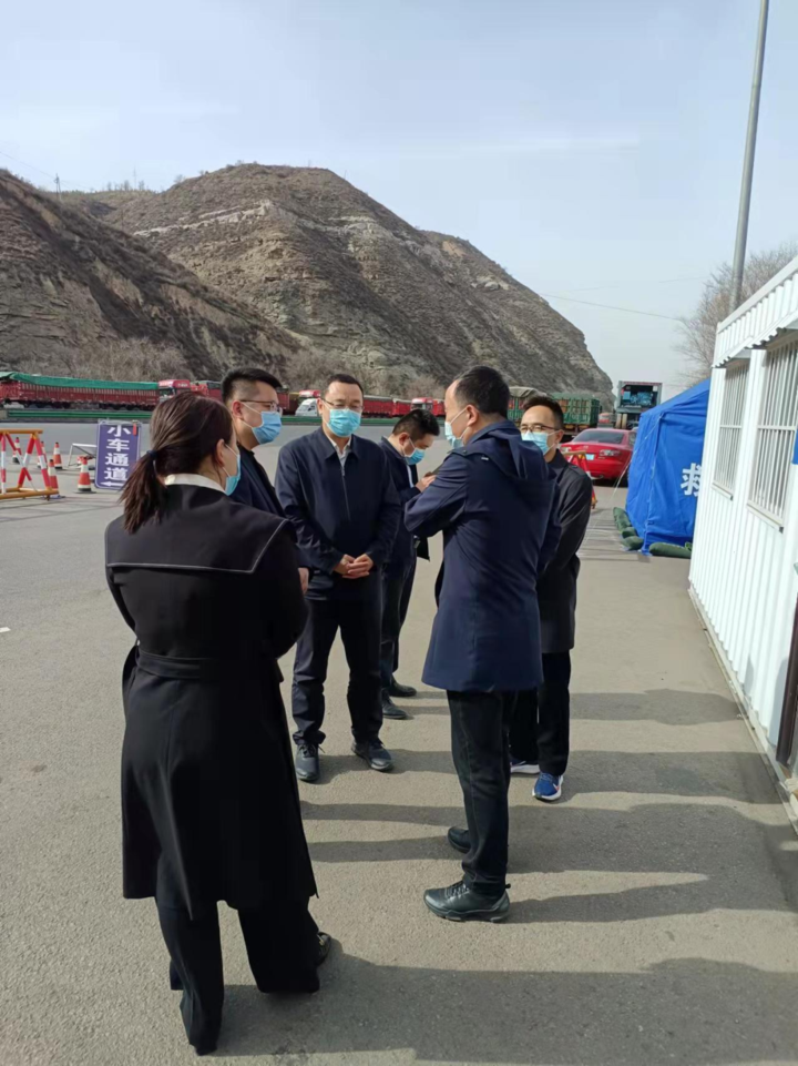 陕西神木市人民政府副市长贺建生督查高速出口沿线商铺疫情防控工作