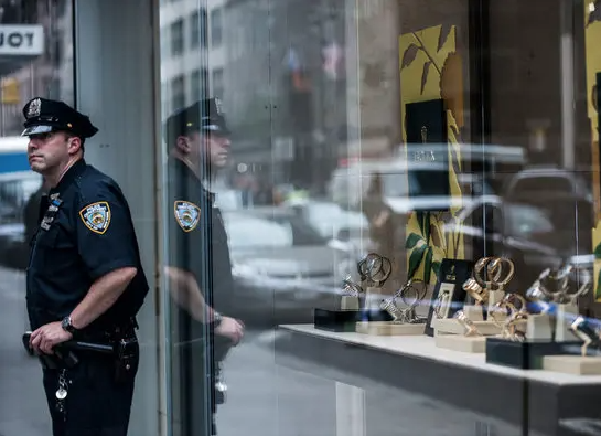 旧金山5人到洛杉矶砸抢奢侈品店搬走店内财物后逃跑被捕