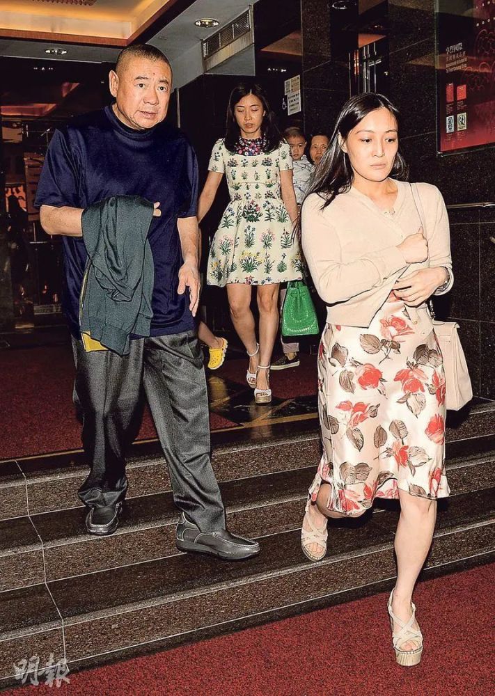 刘秀融1983年出生,后来被爸爸送去国外读书,先是在瑞士读本科,后来又