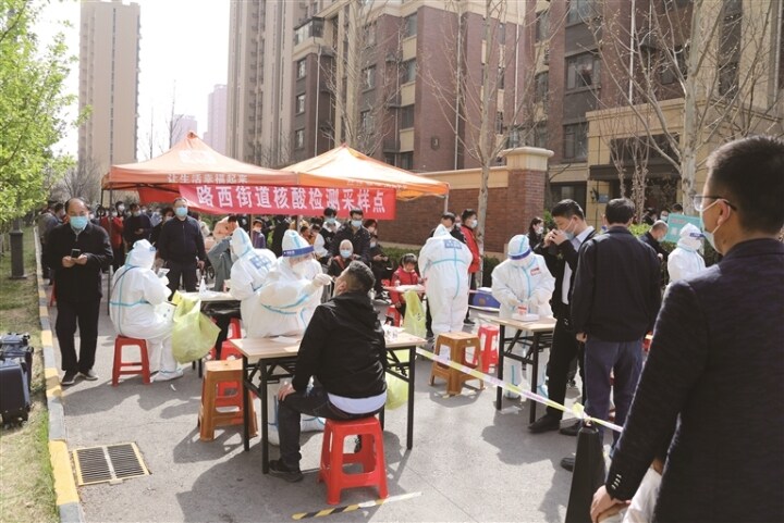 山西晋中直击榆次防范区核酸采样一线抱团战疫驱散疫情倒春寒