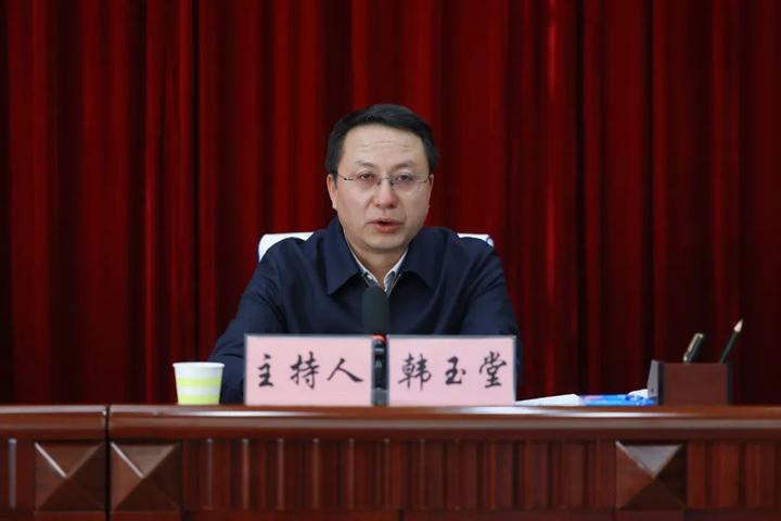 市政府副秘书长韩玉堂主持会议市交安委通报道路交通安全形势及全面