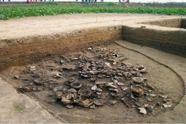 三星堆祭祀坑发现的丝绸和古埃及木乃伊身上发现的丝绸来自哪里?