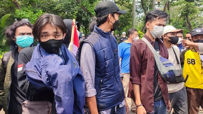 今天印尼全国学生在各自城市大规模游行示威附现场视频