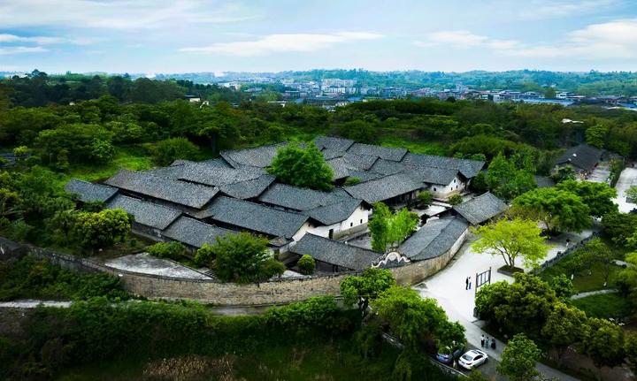 远眺故居故居一景有着"川西南民居建筑活化石"美誉的雷畅故居,也被