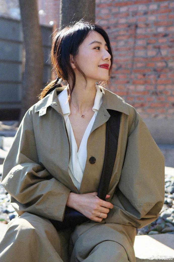 高圆圆晒春日美照街头漫步笑容灿烂