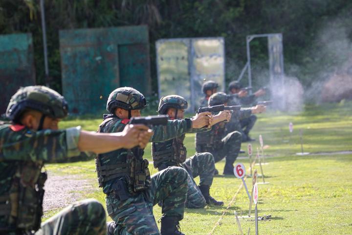 武警特战队员进行手枪跪姿射击