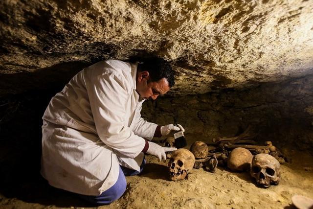 湖北随州出土了东周"曾侯"的亚字形墓葬