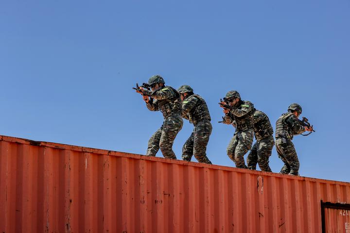 时刻绷紧备战打仗之弦直击武警特战队员野外驻训实战化演练