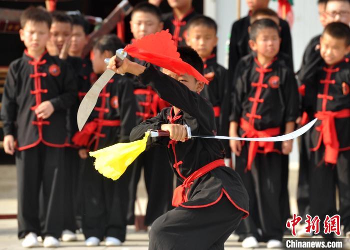 翻子拳",始创于北宋,清嘉庆年间传入沧州境内,后传入肃宁县东泊庄村一