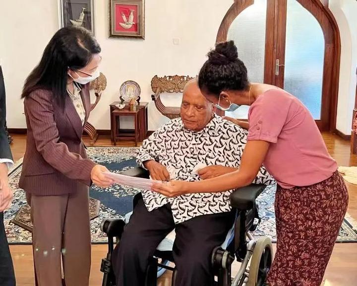 陈明健大使看望坦桑尼亚前总理萨利姆