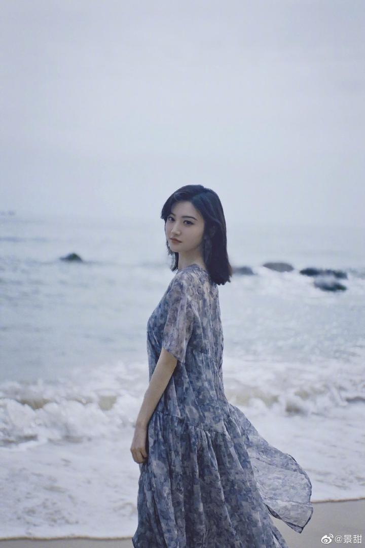 景甜晒春日海边随拍照 一袭浅紫色连衣裙优雅迷人_荷兰_新闻_华人头条
