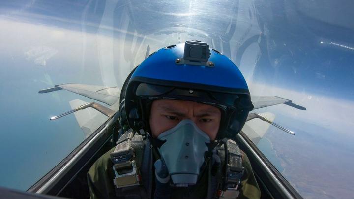 新一批舰载机飞行学员成功单飞