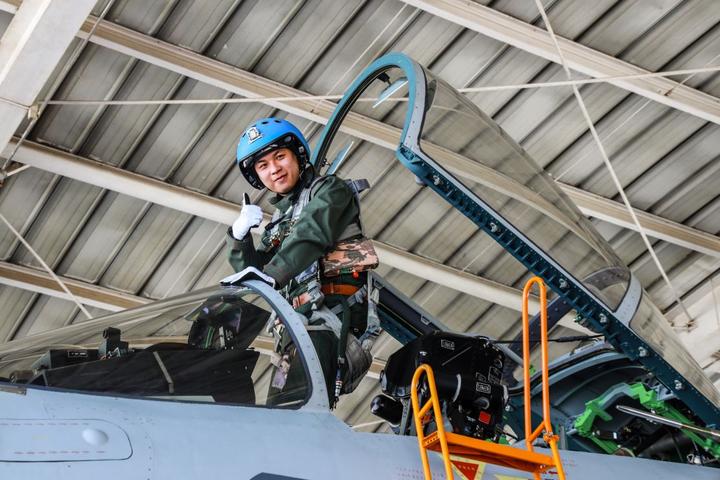 苦练精飞顺利加入"尾勾俱乐部"正式成为一名航母舰载机飞行员驾驶飞鲨