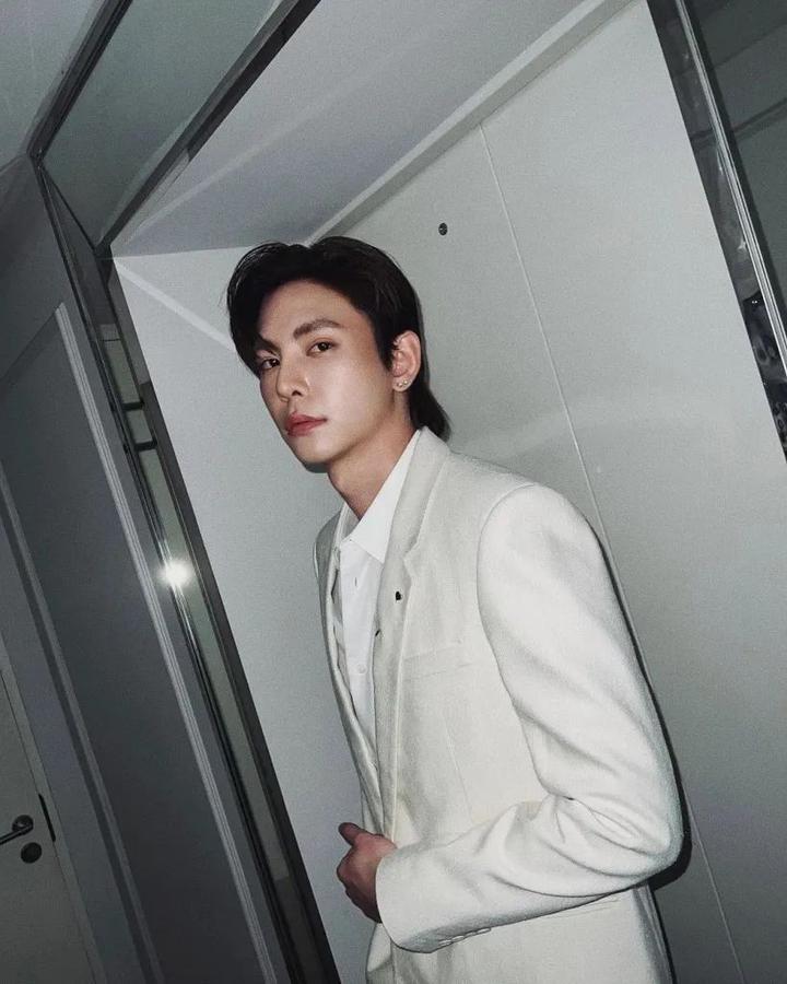 泰国当红明星nut接到一个电话后,气得在网上大骂对方"当心进监狱"!