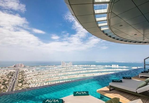 没有什么比在顶级酒店的豪华泳池日更让我们喜欢的了,在整个城市有