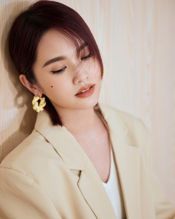 杨丞琳最新写真释出西装造型随性利落
