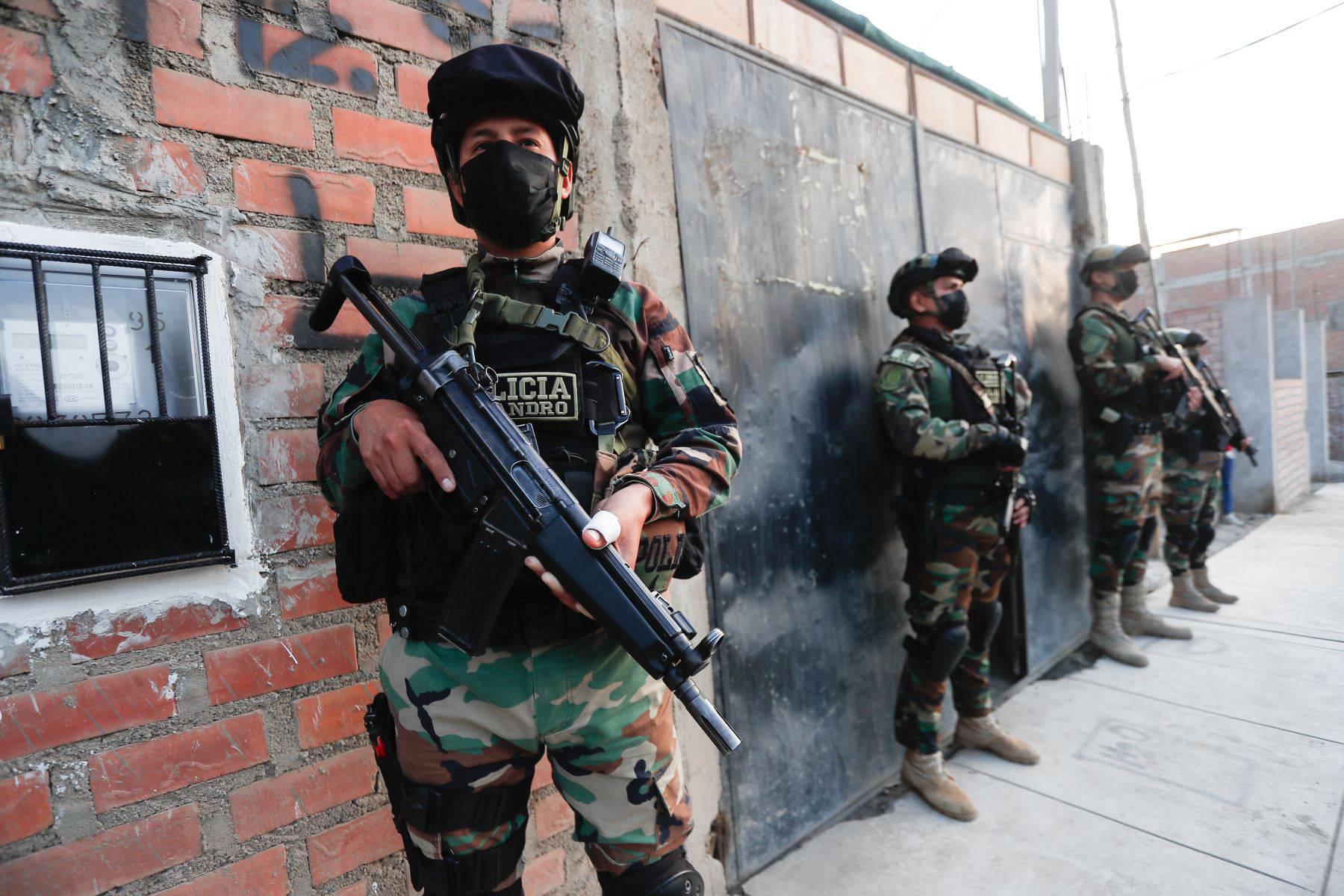 秘鲁警方再次查获大量毒品和武器