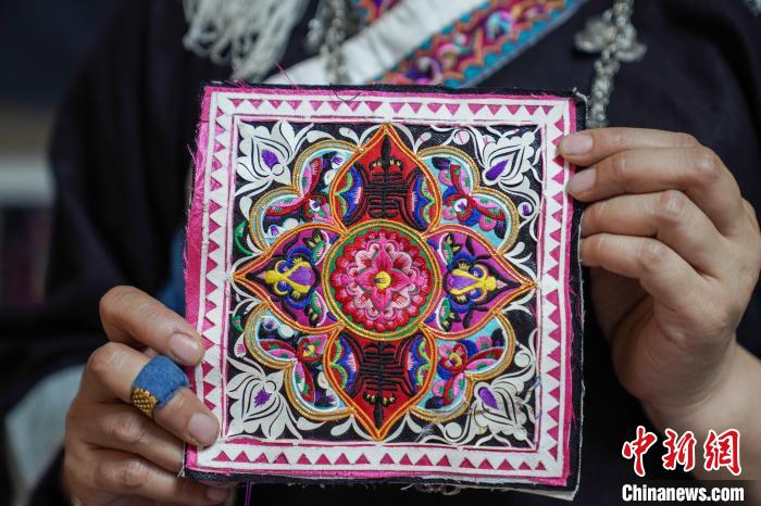 广西80后背带绣娘跨界合作传播壮族非遗文化