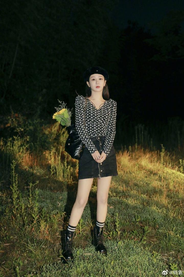 杨紫写真大片曝光手捧向日葵元气十足