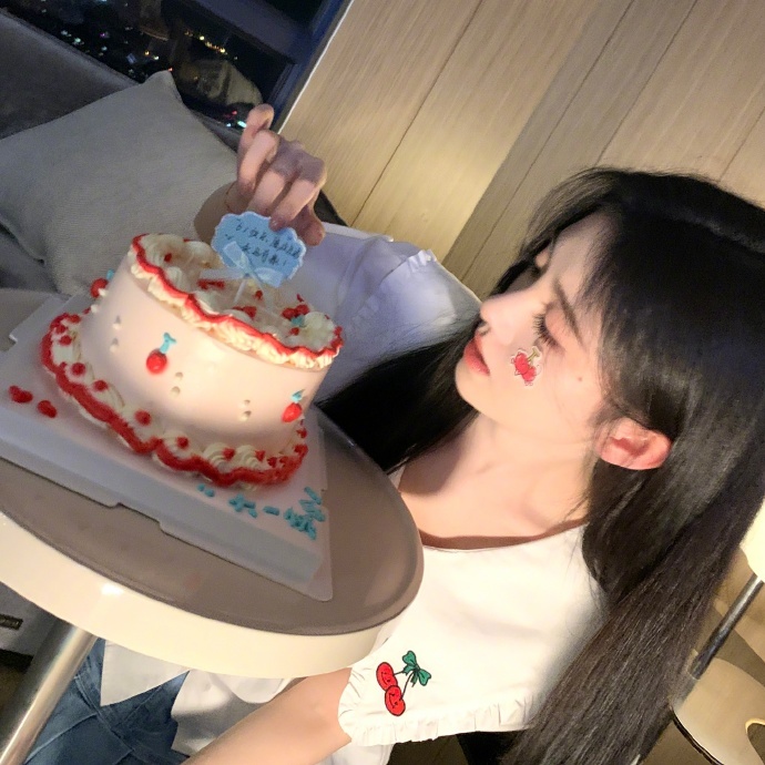 鞠婧祎与蛋糕粽子可爱合影 嘟嘴比耶甜美可人_塔斯马尼亚_新闻_华人